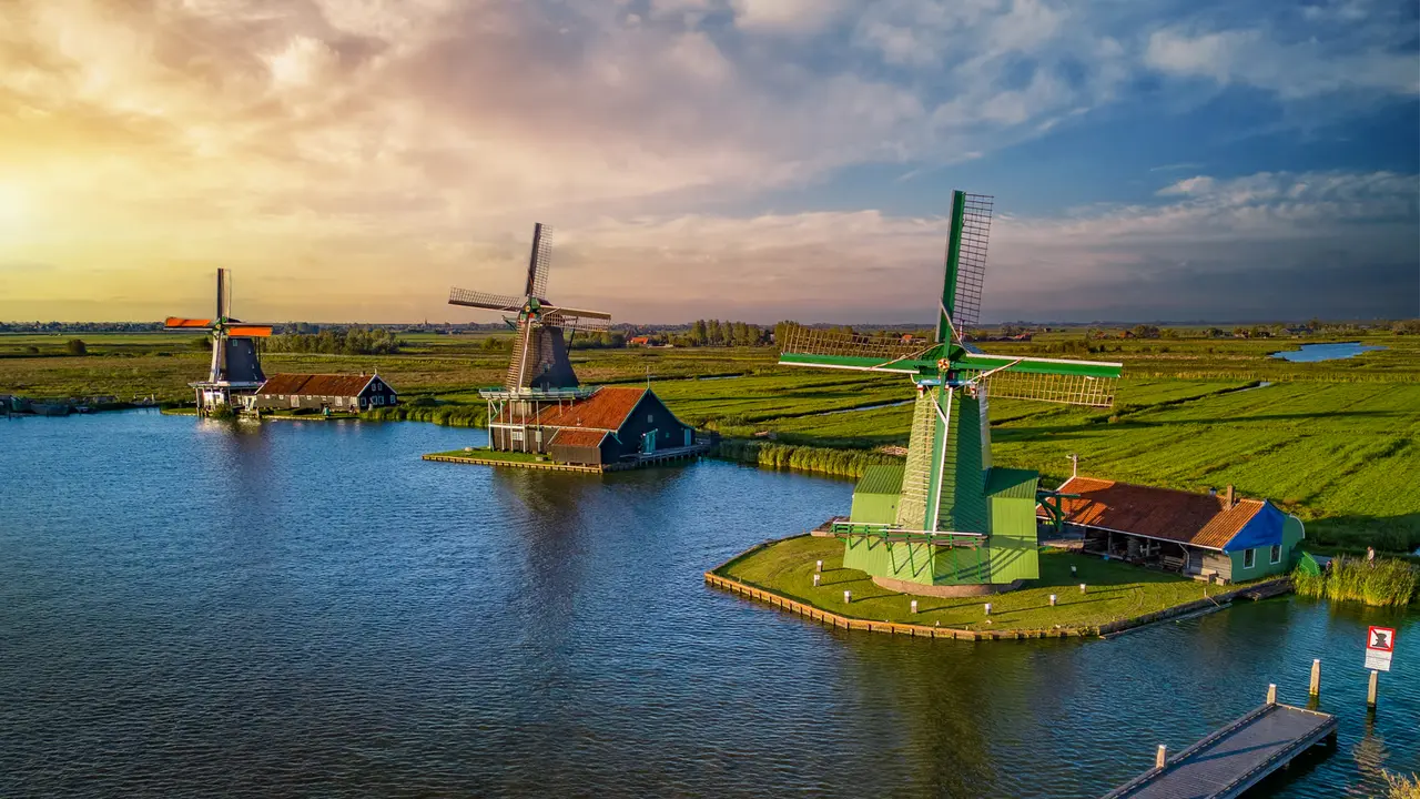 Guided Tour of Zaanse Schans, Edam, Volendam, and Marken